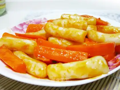 Rice cake with tomato sauce