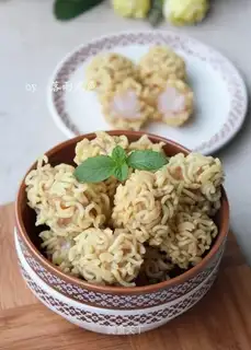 Instant noodles shrimp balls