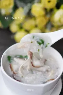 Shredded chicken porridge with mushroom