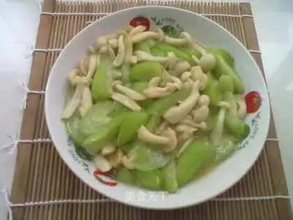 stir-fried loofah and white mushroom
