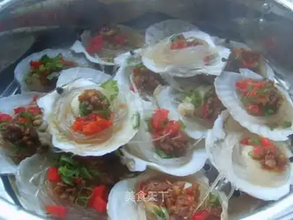 Steamed scallops with garlic and vermicelli