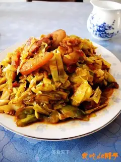 stir-fried pig's head pork with cabbage