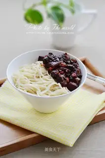 Noodles with fried sauce with pork belly