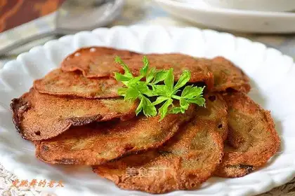 Black bean dregs and barley flour egg cake