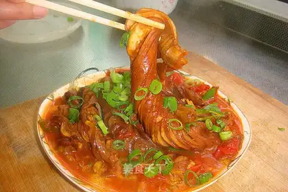 Spicy sauce and cheese