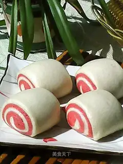 Red bicolor buns