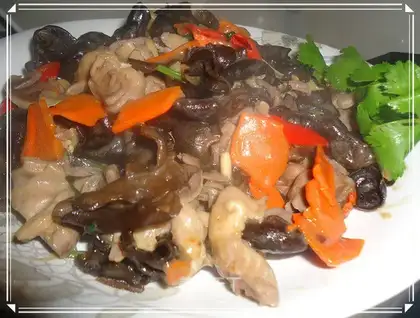 Black-mucked chicken