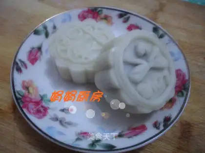 Milky ice-cream mooncake
