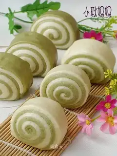 Green tea two-coloured rolls
