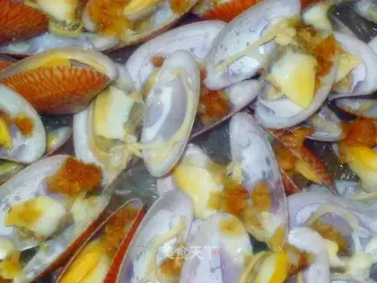 Fans steaming clams