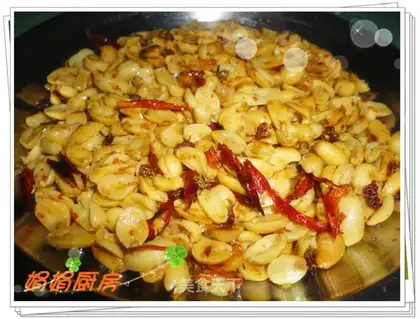 Imitation of yellow flying spicy peanuts