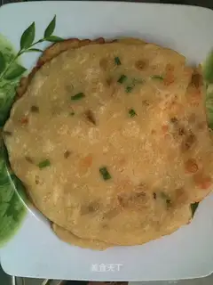 Squeeze eggs and onions