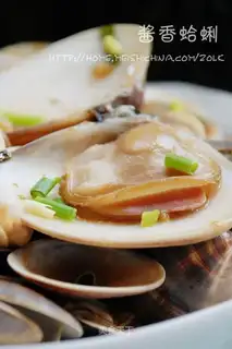 The sauce and clams