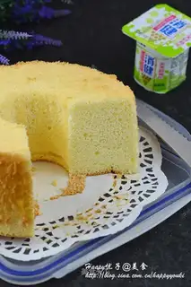 An empty twilight cake in yogurt