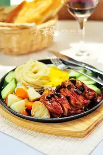 The iron plate burns the chicken leg
