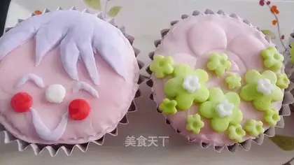 Rolling sugar cupcakes