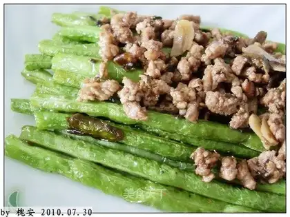Minced pork with olive vegetables and cowpea