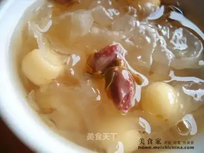Rose, white fungus and lotus seed soup