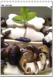 Steamed tofu with mushrooms