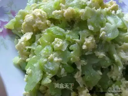 Balsam pear wrapped in eggs