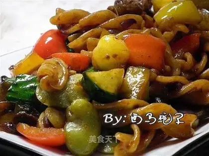 Fried screw noodles with Chinese and Western sauce
