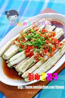 Steamed eggplant with chopped pepper