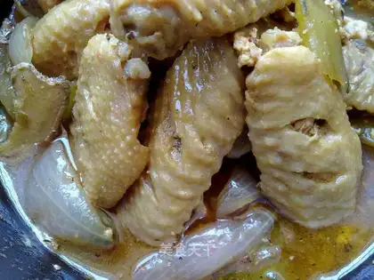 Garlic chicken wings stewed