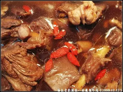 Stewed oxtail with walnuts