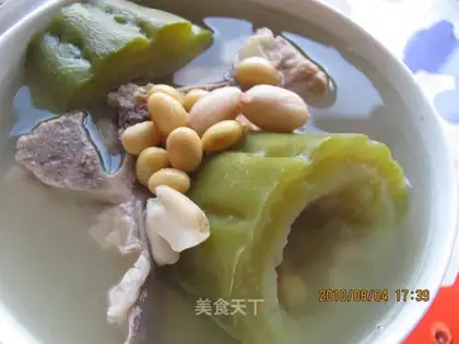 Soybean, bitter gourd and dragon bone medicinal soup