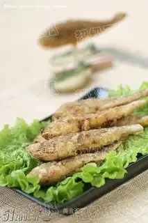 Crispy fried small yellow croaker