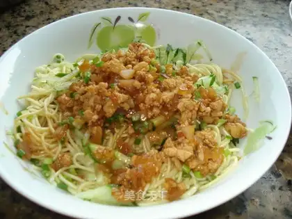 Noodles with shredded cucumber sauce