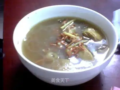 Stewed chicken soup with caterpillar fungus flowers