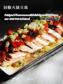 Chopping pepper, ham and tofu