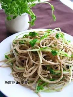 Fragrant stewed bean skin mixed with bean sprouts