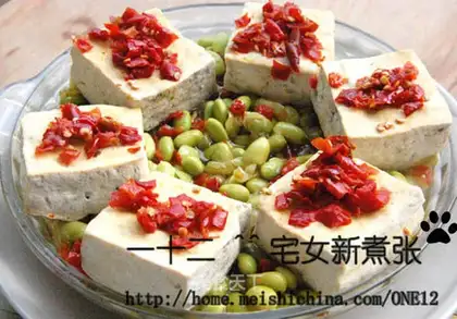 Steaming edamame stinky tofu with chopped pepper