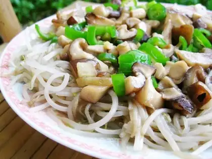 Diced mushrooms with silver sprouts and sauce