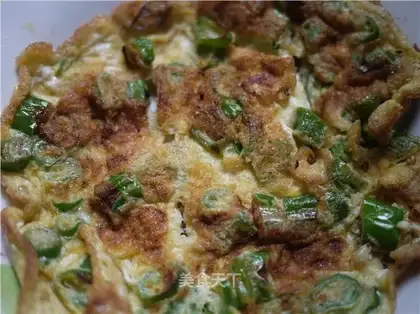 Fried eggs with green pepper