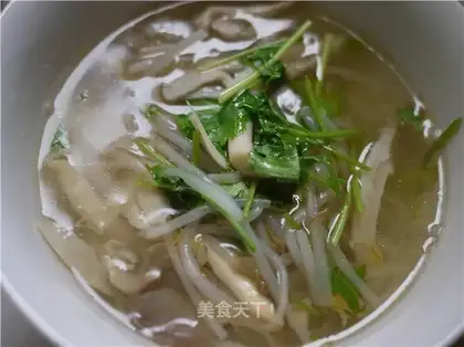 Bean sprouts and mushroom soup