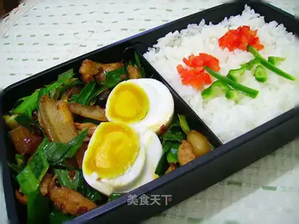 Marinated rice with garlic sprouts cooked pork