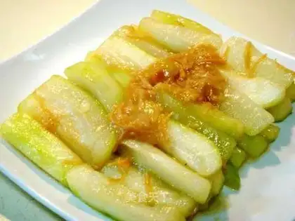 Grilled scallops and melon strips