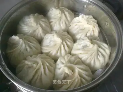 Home-made steamed buns with leek meat filling