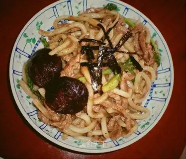 stir-fried udon with black pepper beef tenderloin