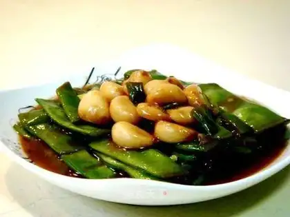Braised lentils with fish sauce and golden garlic