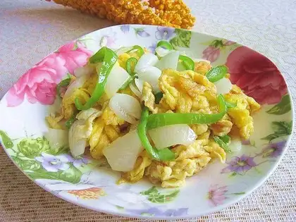 Onion fried eggs