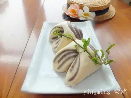 Black bean pig hoof roll