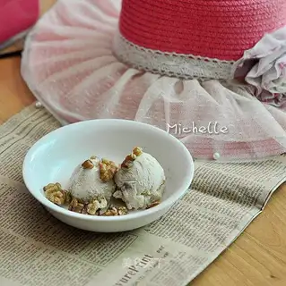 Vanilla walnut ice cream