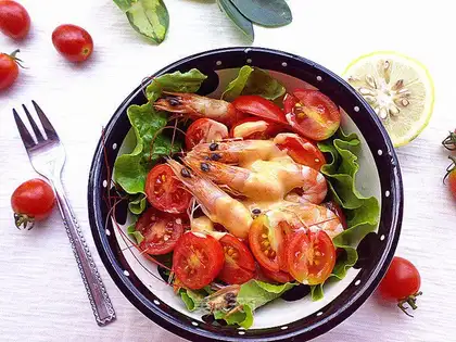 Chishima prawn and fruit salad
