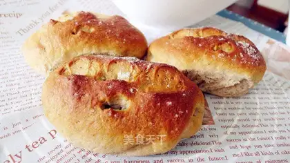 Pineseed walnut bread
