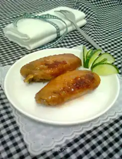 Chicken wings in tin paper pans