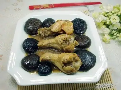 A chicken leg with mushrooms